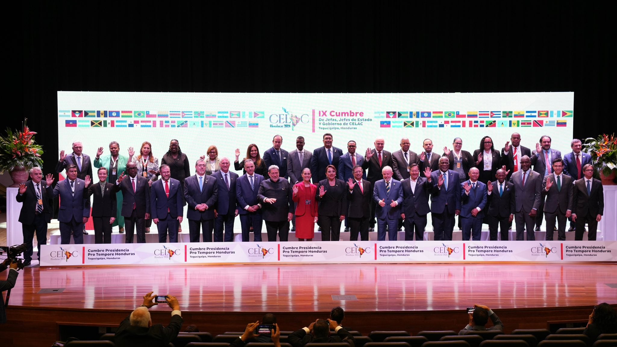 Claudia Sheinbaum en medio de la foto oficial de la CELAC 2025