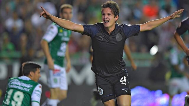 Fierro festeja su último gol con Chivas