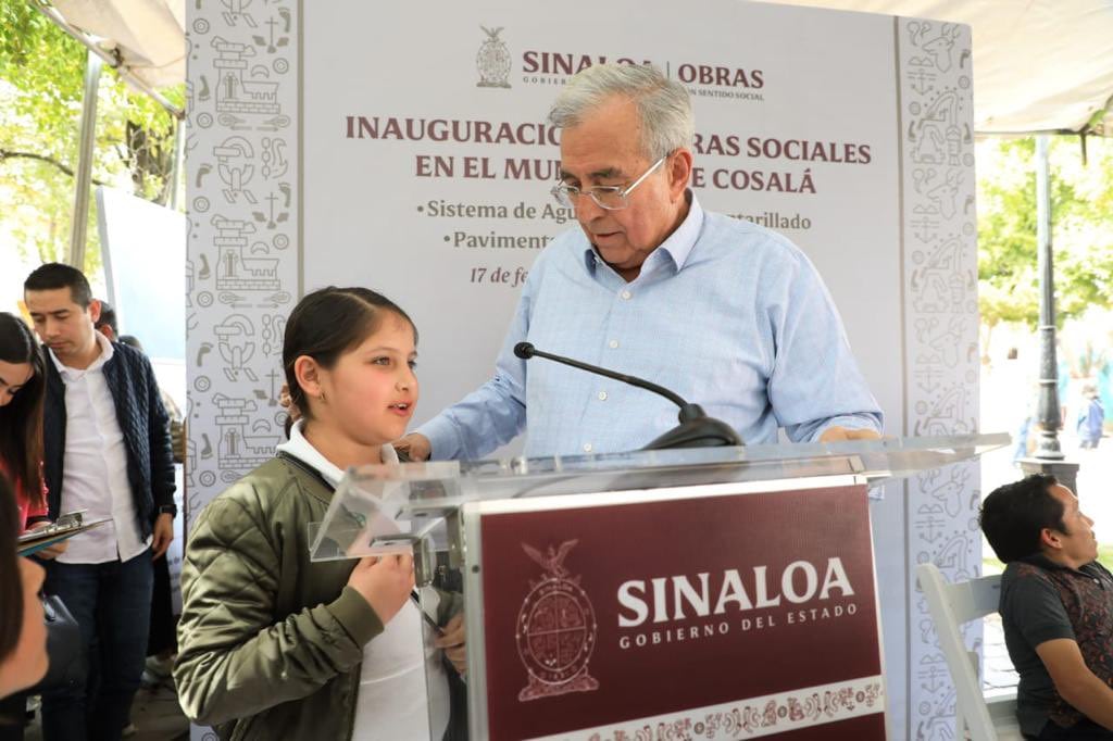 Rubén Rocha inaugura una serie de obras públicas en Cosalá, Sinaloa.