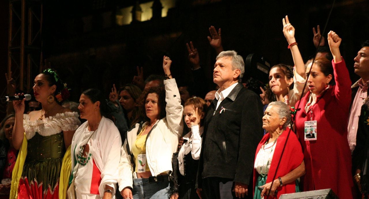 AMLO en el Grito de Independencia en el Zócalo capitalino en 2006