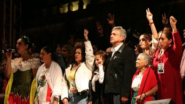 AMLO en el Grito de Independencia en el Zócalo capitalino en 2006