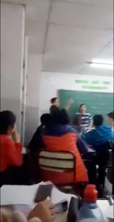 Mamá harta del bullying a su hijo entra a salón de clases para golpear a su agresor