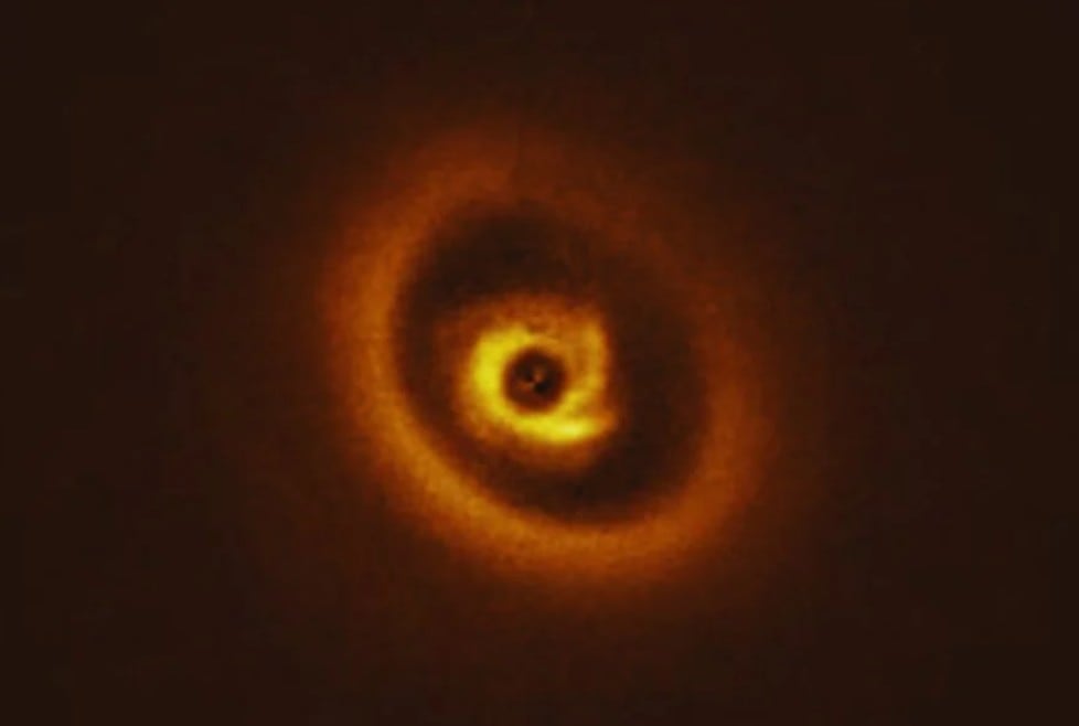 Nacimiento de un planeta más grande que Júpiter