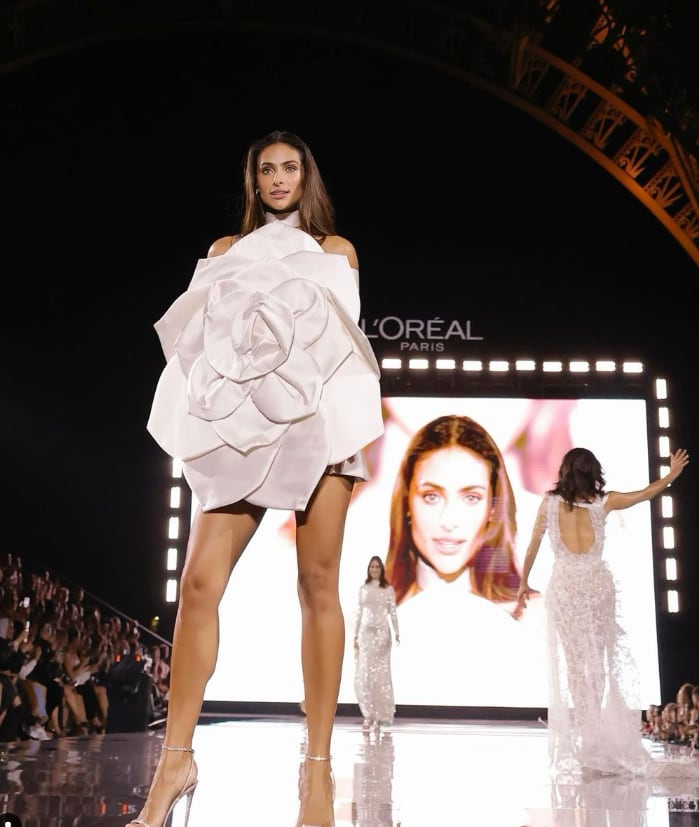 Renata Notni deslumbró en pasarela en París y ninguna chinche le arruinó su momento