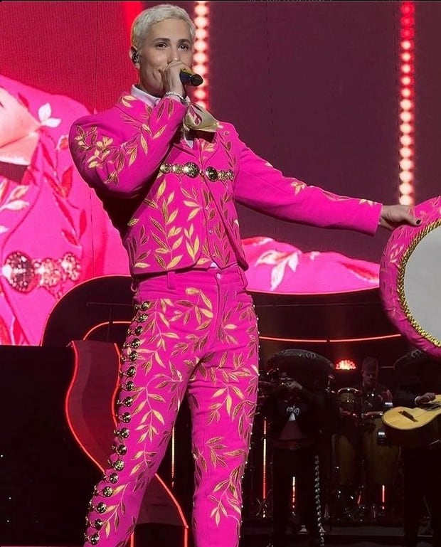 Christian Chávez usando su traje rosa de charro