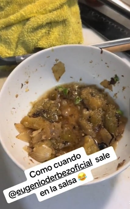 Encontró una cara en la salsa y asegura que se parece a Eugenio Derbez