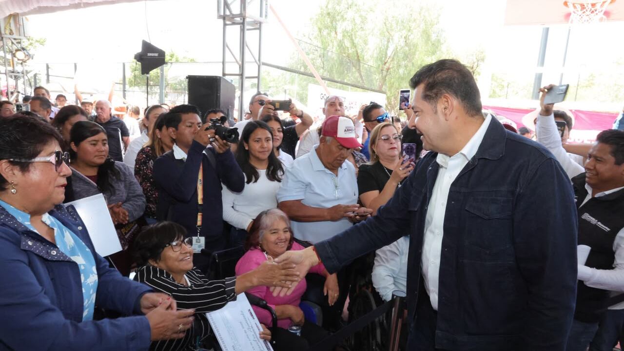 Alejandro Armenta entrega apoyos al campo y anuncia obras en Tehuacán