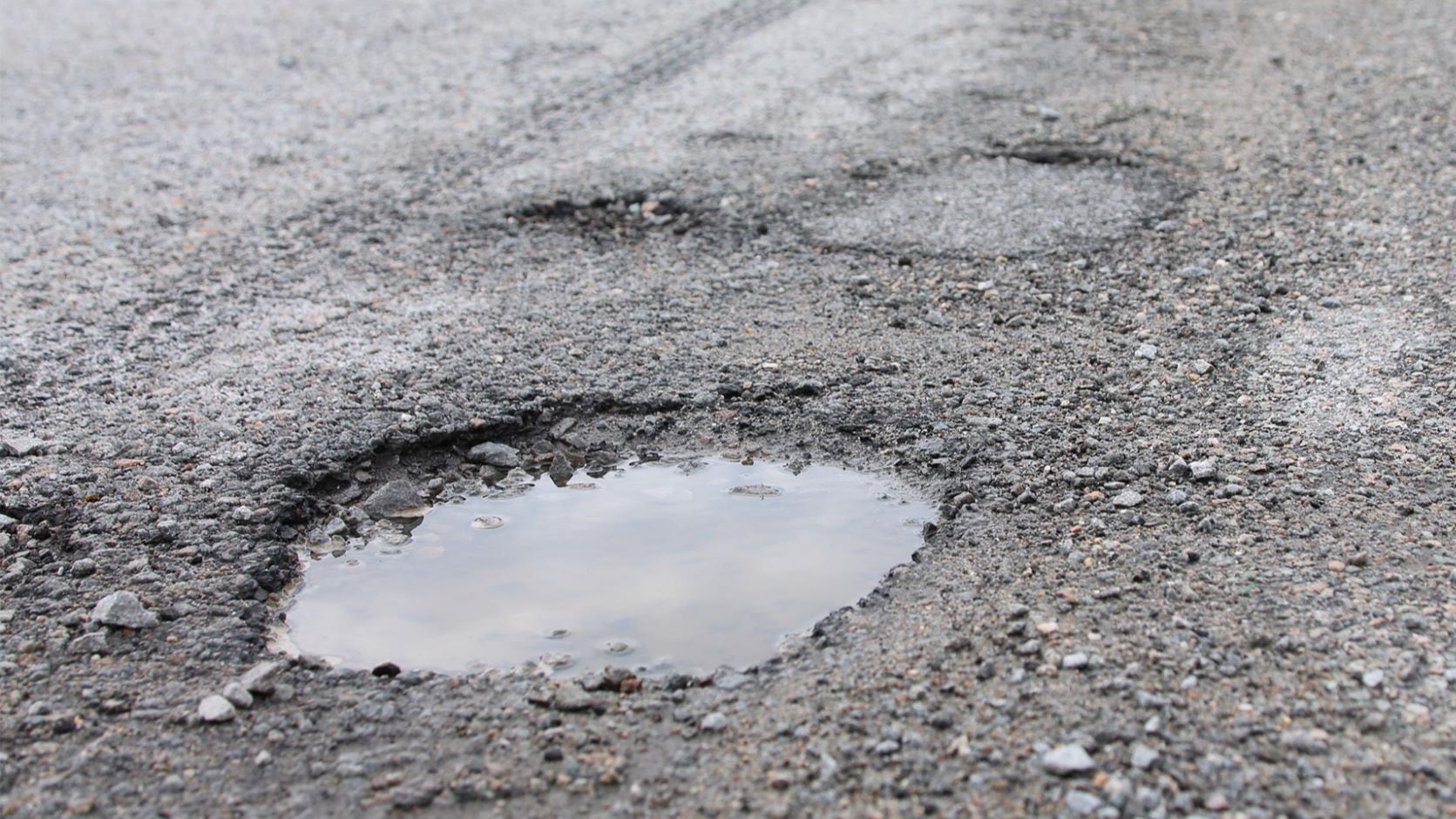 Un hoyo o bache en el asfalto de las calles o carreteras