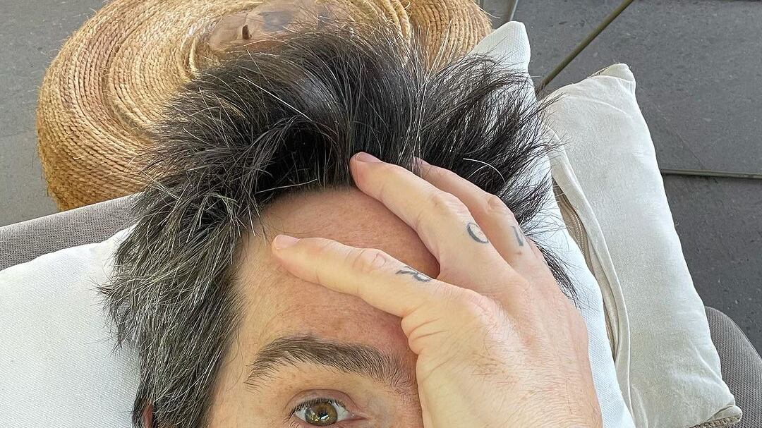 Mauricio Ochmann anda cerrando ciclos por el fin de año; así se ve con nuevo look (VIDEO)