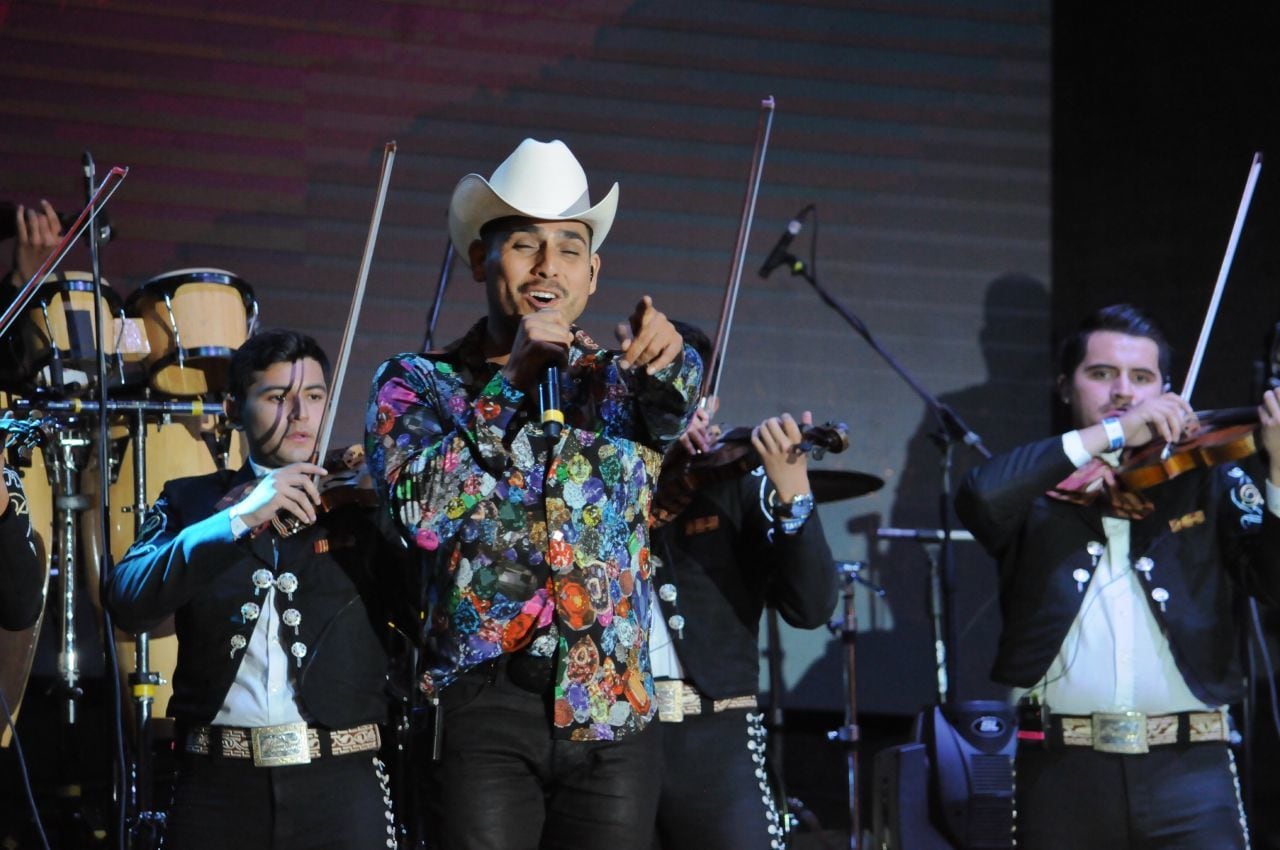 Espinoza Paz, cantante.