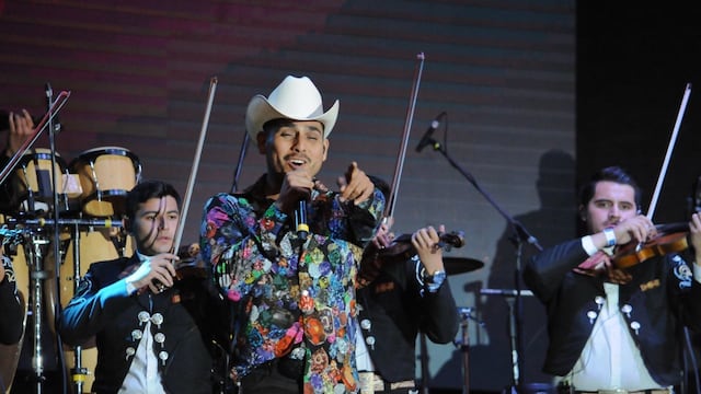 Espinoza Paz, cantante.