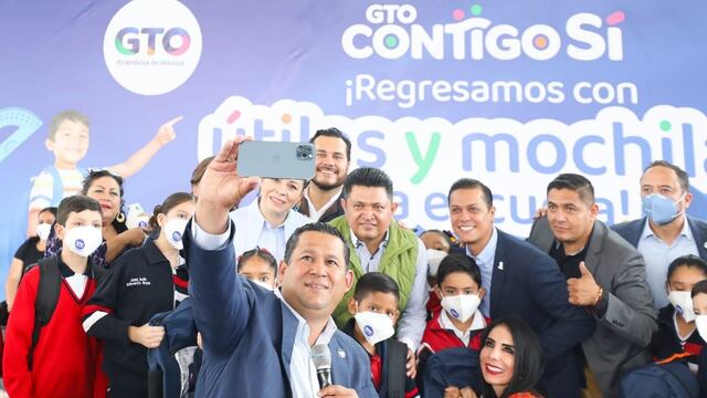 Diego Sinhue entrega útiles escolares