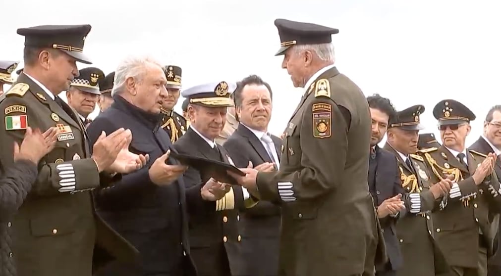 AMLO entrega reconocimiento a Salvador Cienfuegos