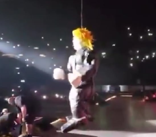 En 2016, Guns N' Roses colgó una piñata de Donald Trump durante un concierto