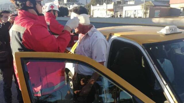 El taxista fue atacado por 2 sujetos.