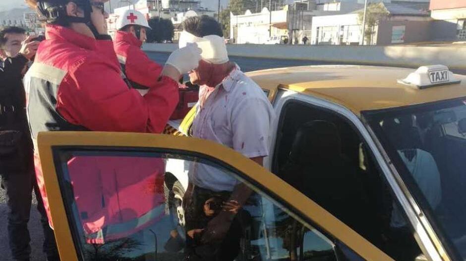 Cortan oreja a taxista durante asalto en Monterrey