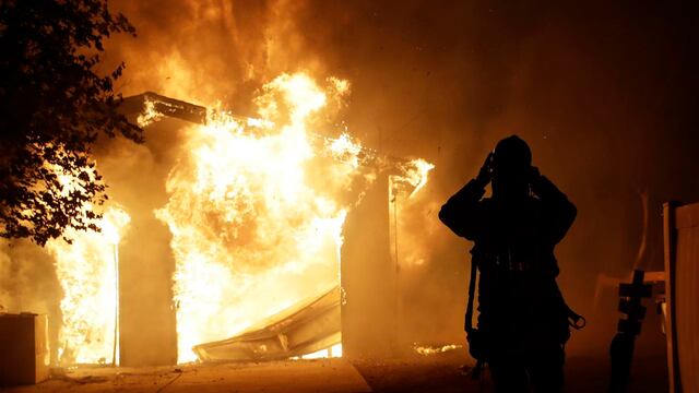 Bomberos combaten incendios forestales en California
