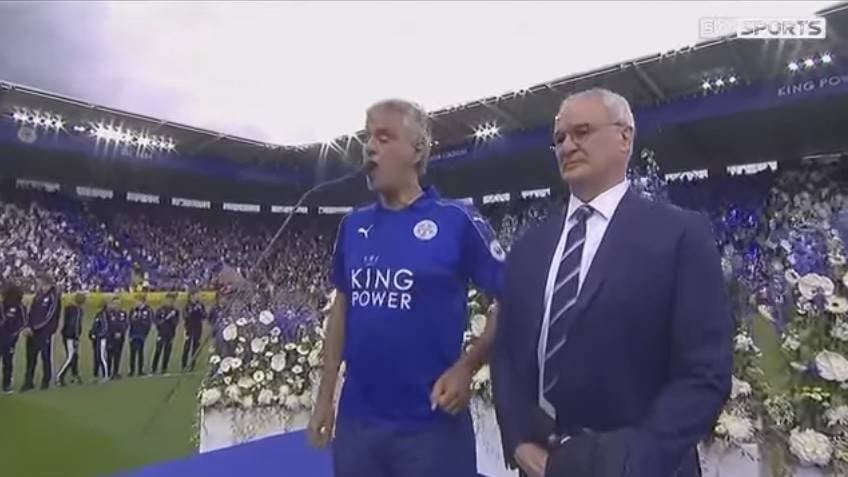 VIDEO: Andrea Bocelli le canta al Leicester y a Ranieri