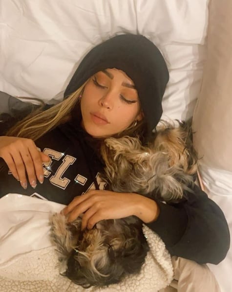 Danna Paola duerme con Lucrecia