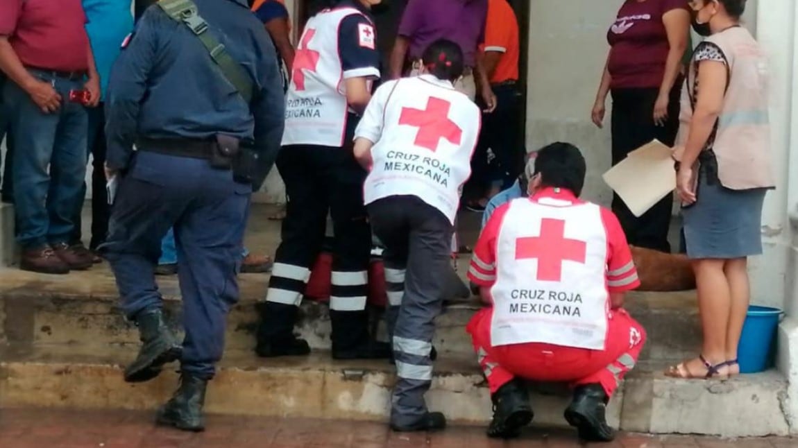 Hombre "crudo" auxiliado por la Cruz Roja