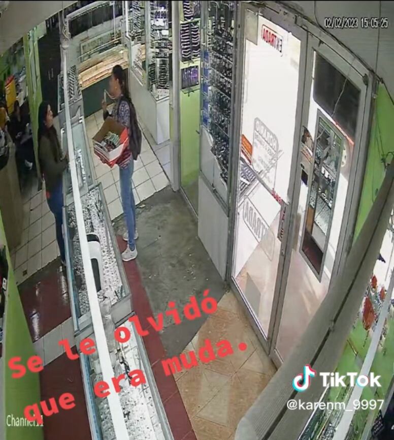 Se le olvidó que es sordomuda y habla antes pedir limosna