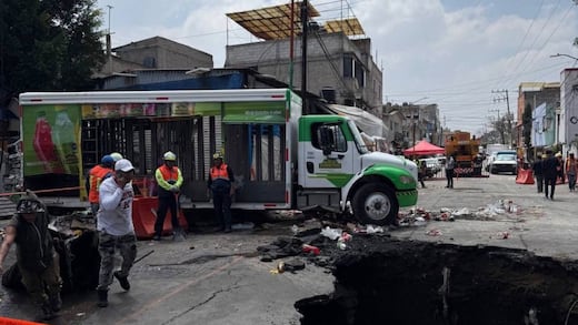 Socavón en Iztapalapa hunde camión repartidor de Jarritos en colonia Renovación