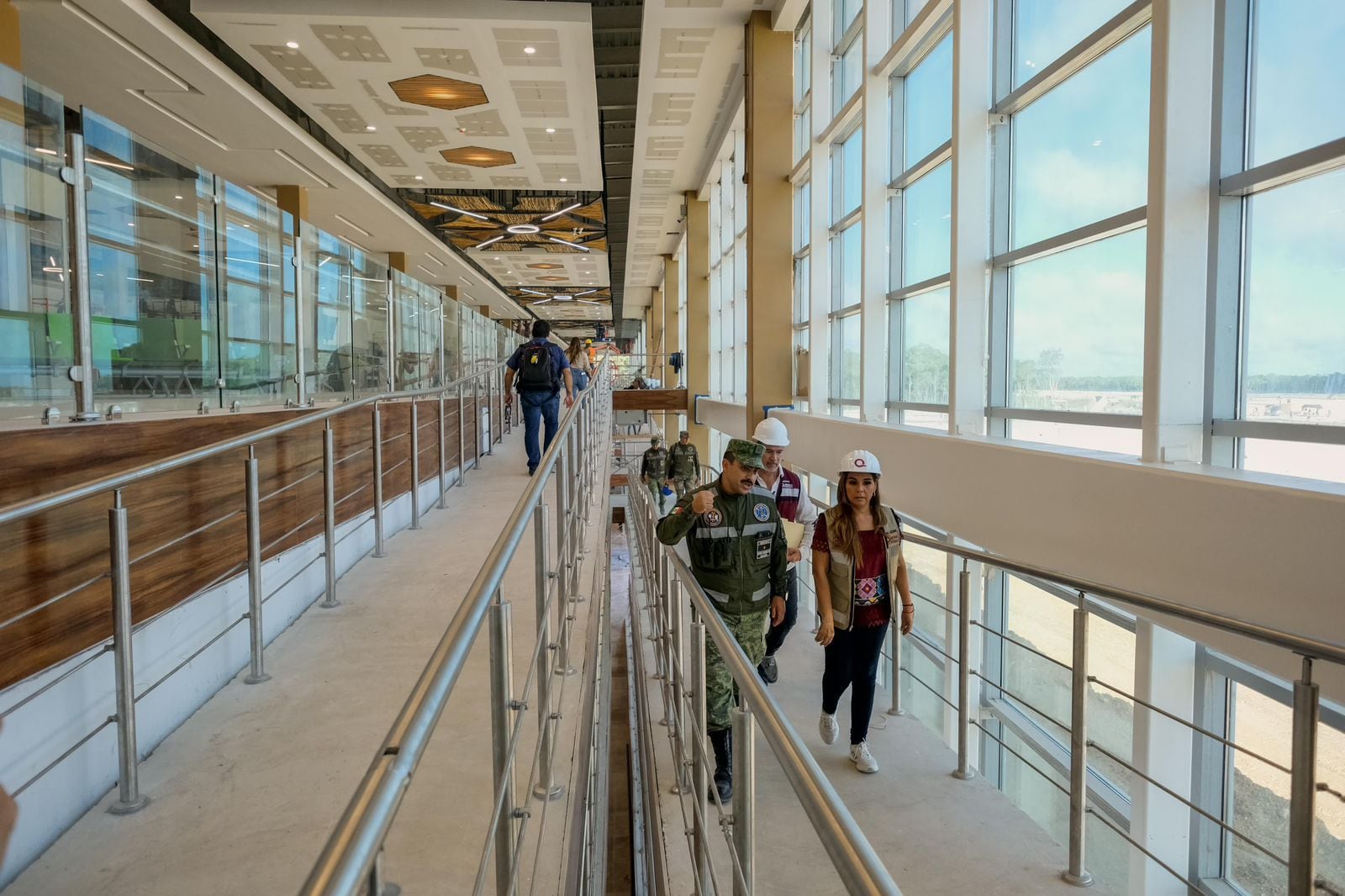 Mara Lezama recorre Aeropuerto de Tulum