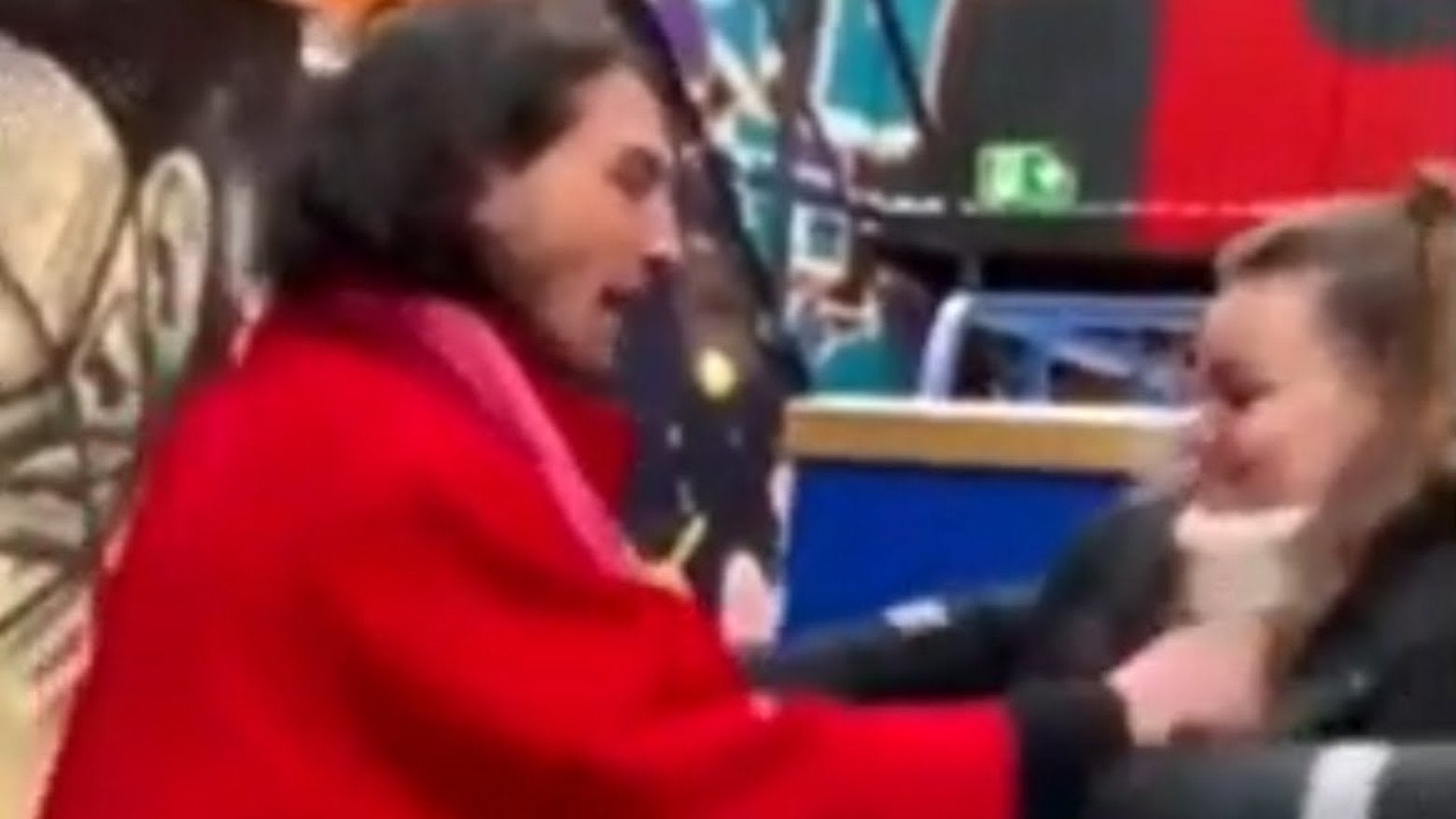 Ezra Miller ataca a una fan