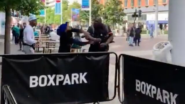 El ex boxeador Julius Francis, golpea a rijoso.