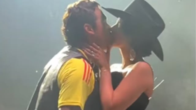 Christian Nodal sube a cantar con Ángela Aguilar en concierto en Colombia