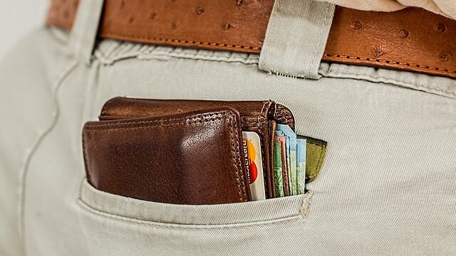 Sentarse sobre la cartera a la larga genera problemas de salud.