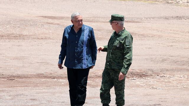 AMLO platica con un militar