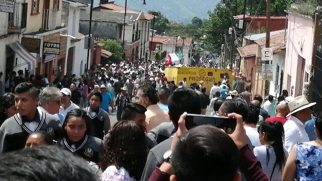 Camioneta de valores se queda sin frenos y atropella a niños durante desfile del 16 de septiembre