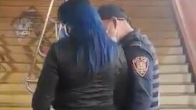 Policía toca glúteo a mujer en el Metro