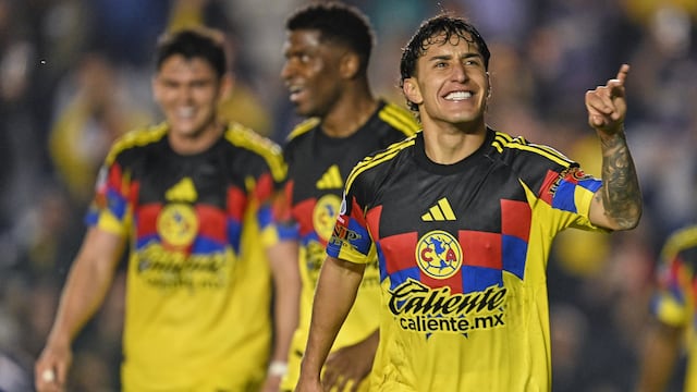 Alejandro Zendejas celebró doblete ante Pumas.