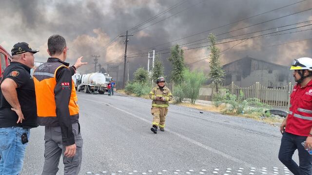 ¿Qué pasó en Salinas Victoria, Nuevo León? Incendio en bodega de plástico Ficosa provoca desalojo de trabajadores