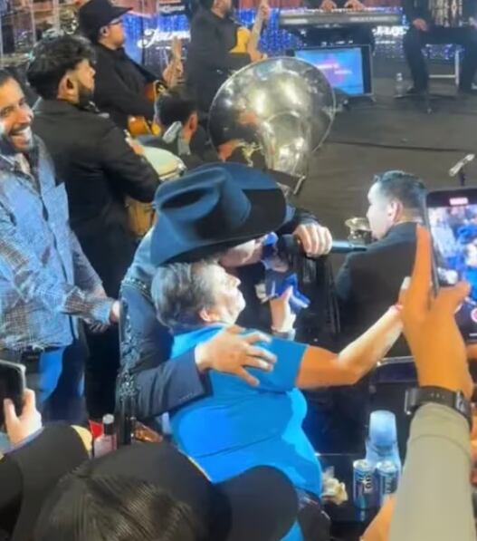 Vendedora de papas conoce a Julión Álvarez