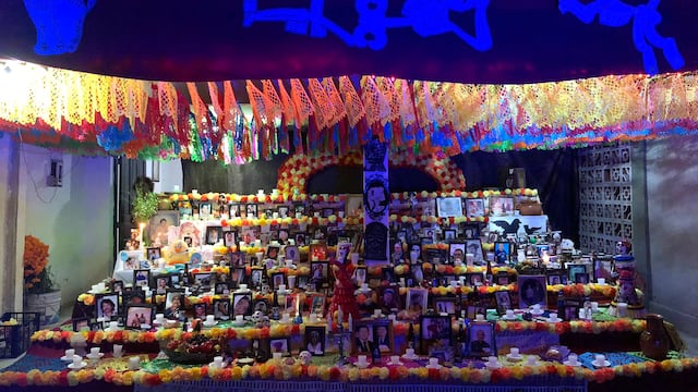 Vecina monta altar para todos en la colonia