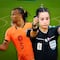 Nathan Aké choca con Katia Itzel García durante el partido Países Bajos-Túnez