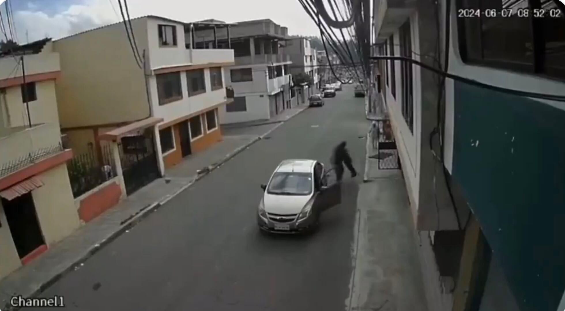 Adulto Mayor es atropellado y arrastrado en Quito, Ecuador