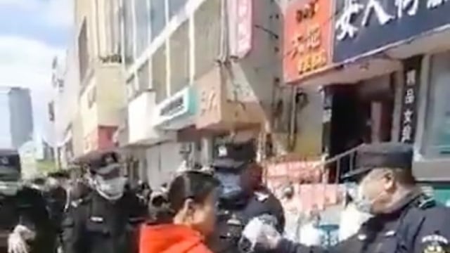 Mujer se niega a usar cubrebocas