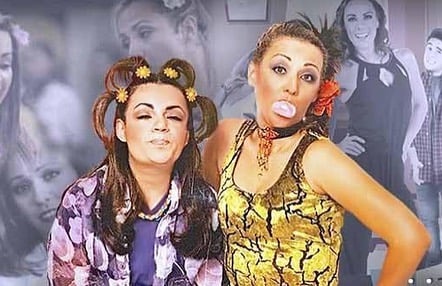 Lorena de la Garza y Consuelo Duval como Nacasia y Nacaranda