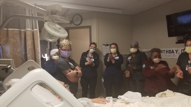 Hombre despierta de un coma por Covid-19