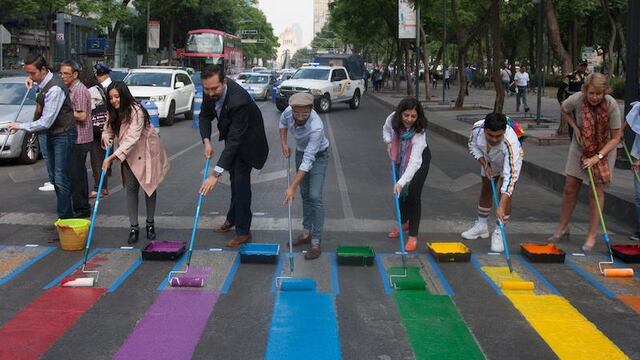 Paso de cebra peatonal arcoiris