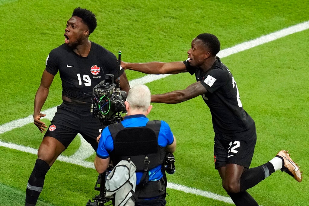 Alphonso Davies celebra el primer gol de Canadá en Qatar 2022