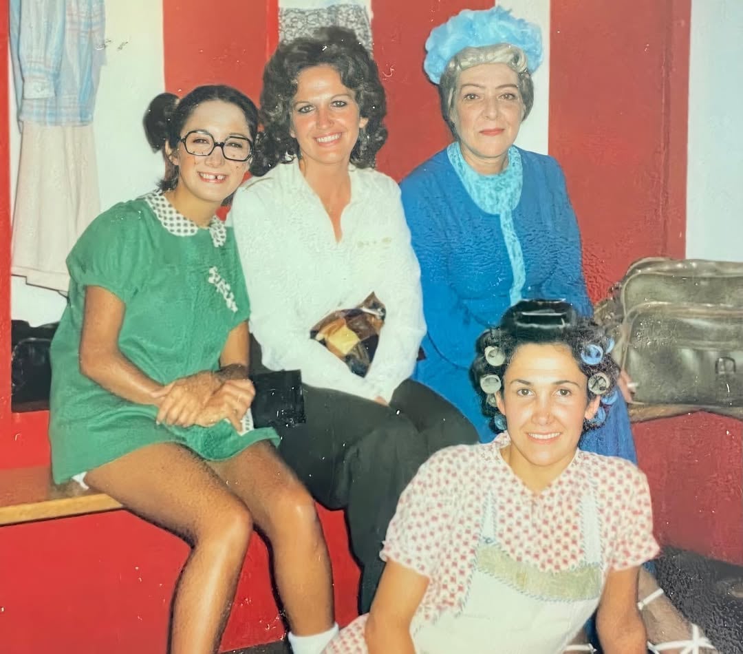 Emma Graciela Rivera con parte del elenco de El chavo del 8