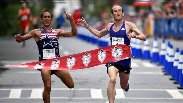 VIDEO: Maratonista pierde carrera por festejar antes de tiempo