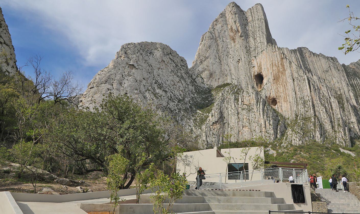 Samuel García entrega obra Base Huasteca