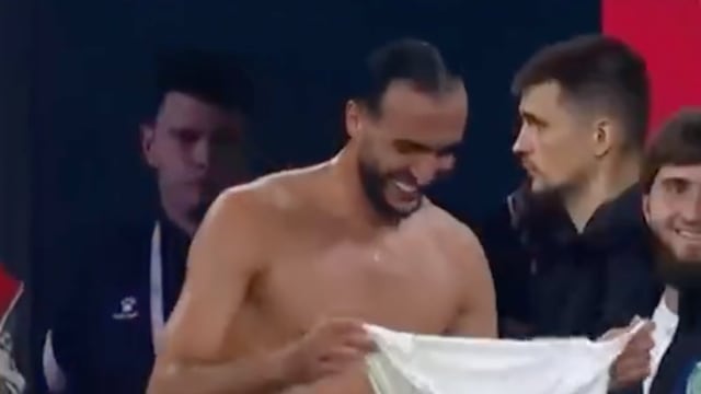 Nader Ghandri fue el jugador que regaló su camiseta y tuvo que pedirla de vuelta cuando desde el VAR lo personaron