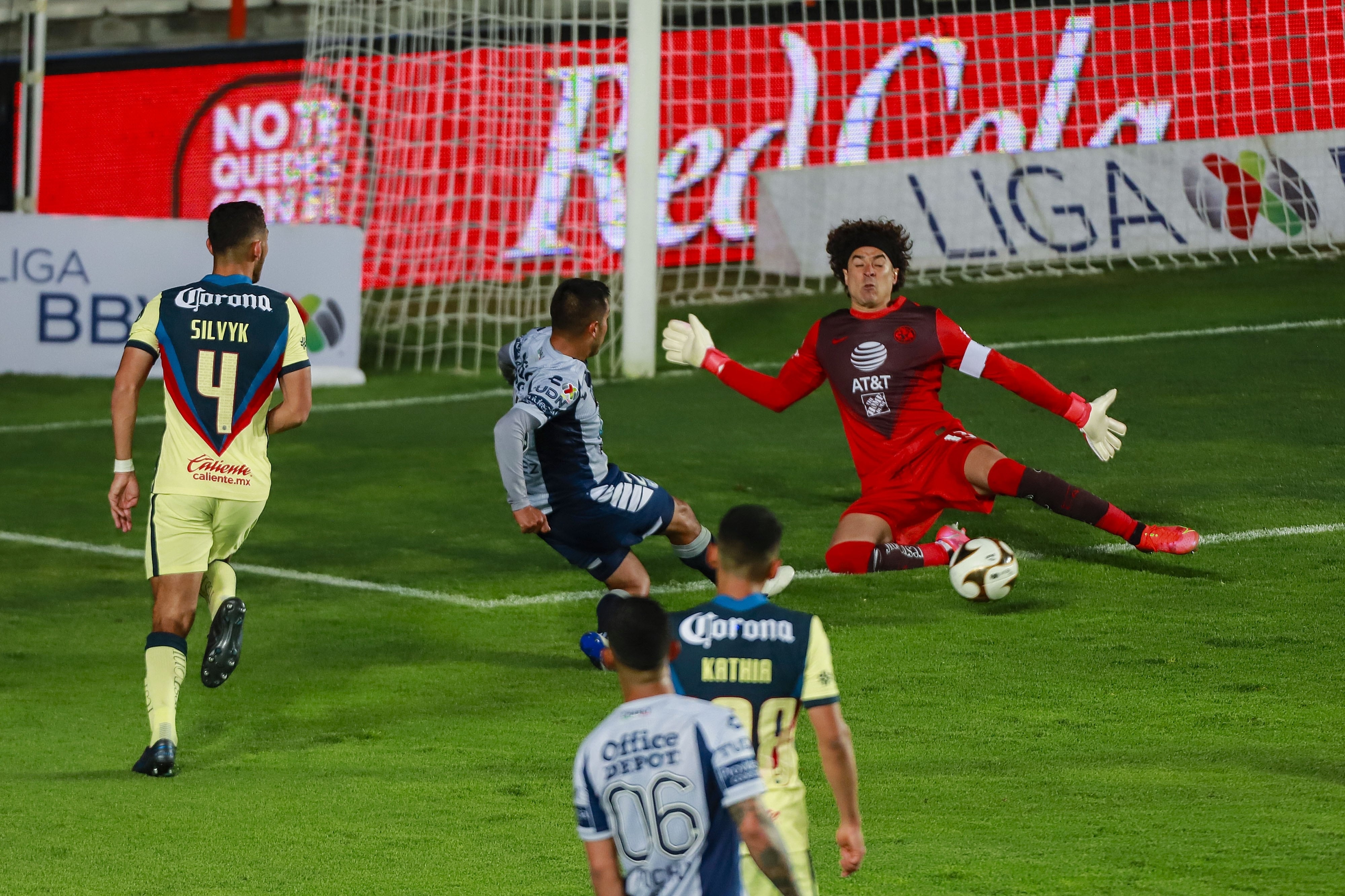 Guillermo Ochoa recibió críticas de la afición